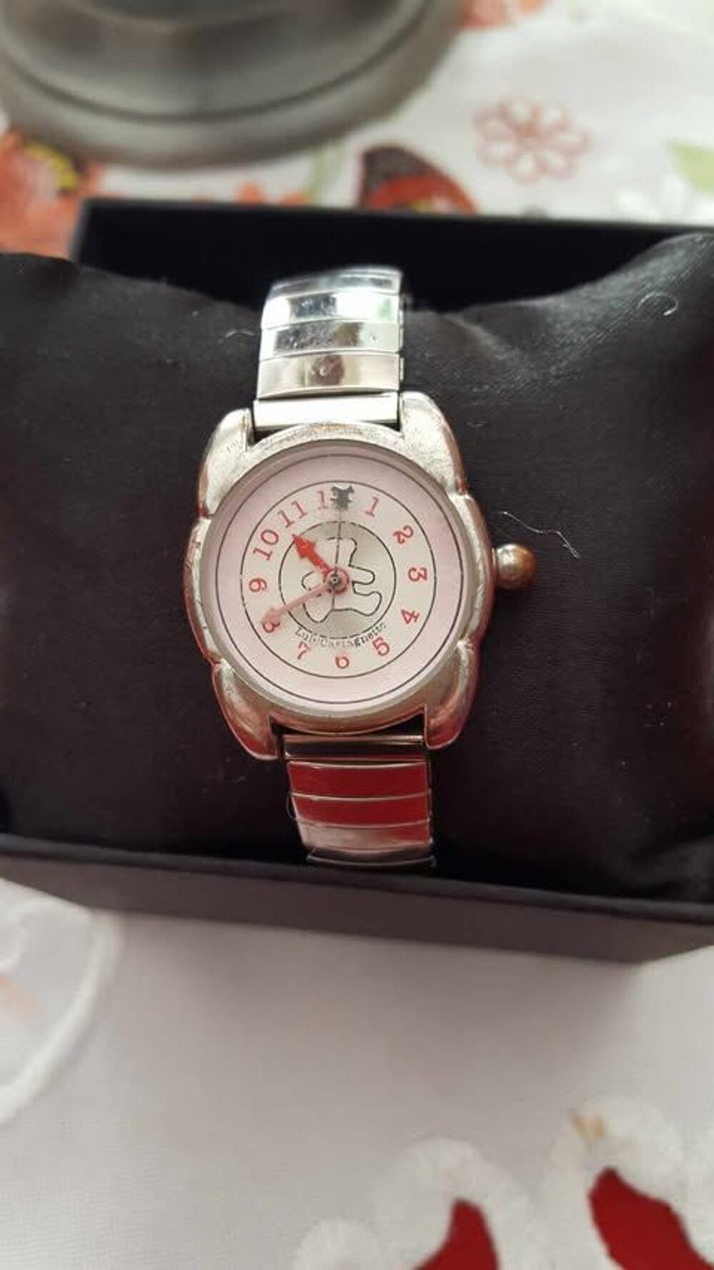  Quatre belles montres bracelet styl&eacute;es de valeur N&deg;1361 Bijoux et montres