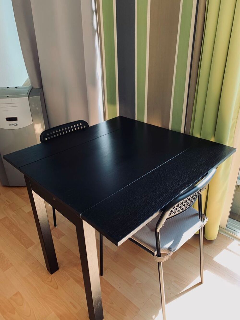Table extensible IKEA noire plus deux chaises. Meubles