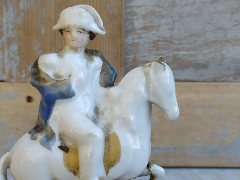 Ancien Encrier en Porcelaine Napol&eacute;on Bonaparte &agrave; Cheval 
