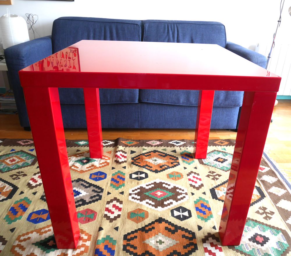 Table carr&eacute;e design laqu&eacute;e rouge. 80x80x76. Etat parfait. Meubles