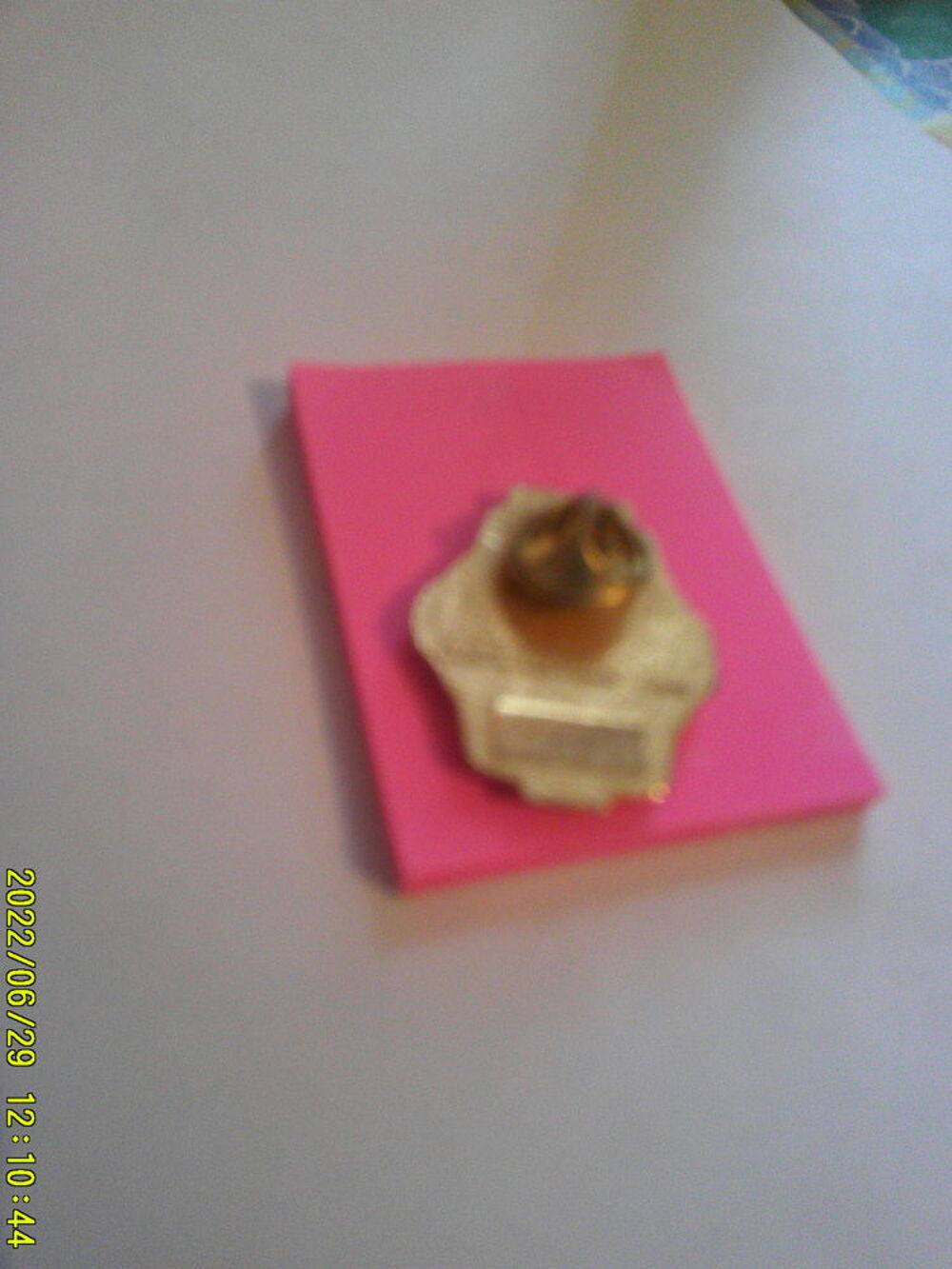 beau PIN'S - de : MONTRE TAG .." dor&eacute; " 