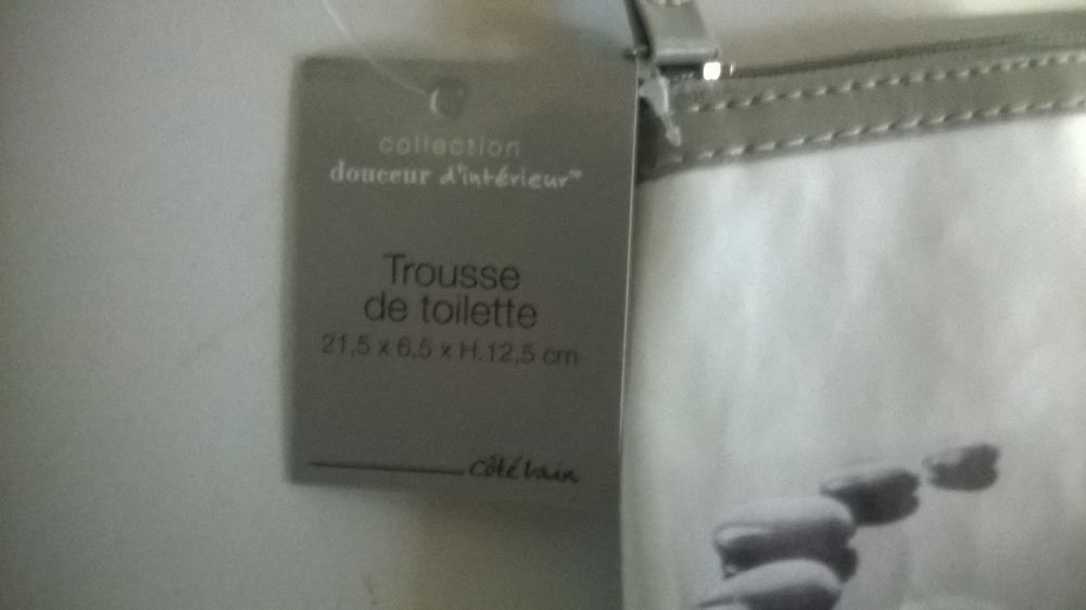 Trousse de toilette 
Neuve
Marque douceur d int&eacute;rieur
21. Maroquinerie
