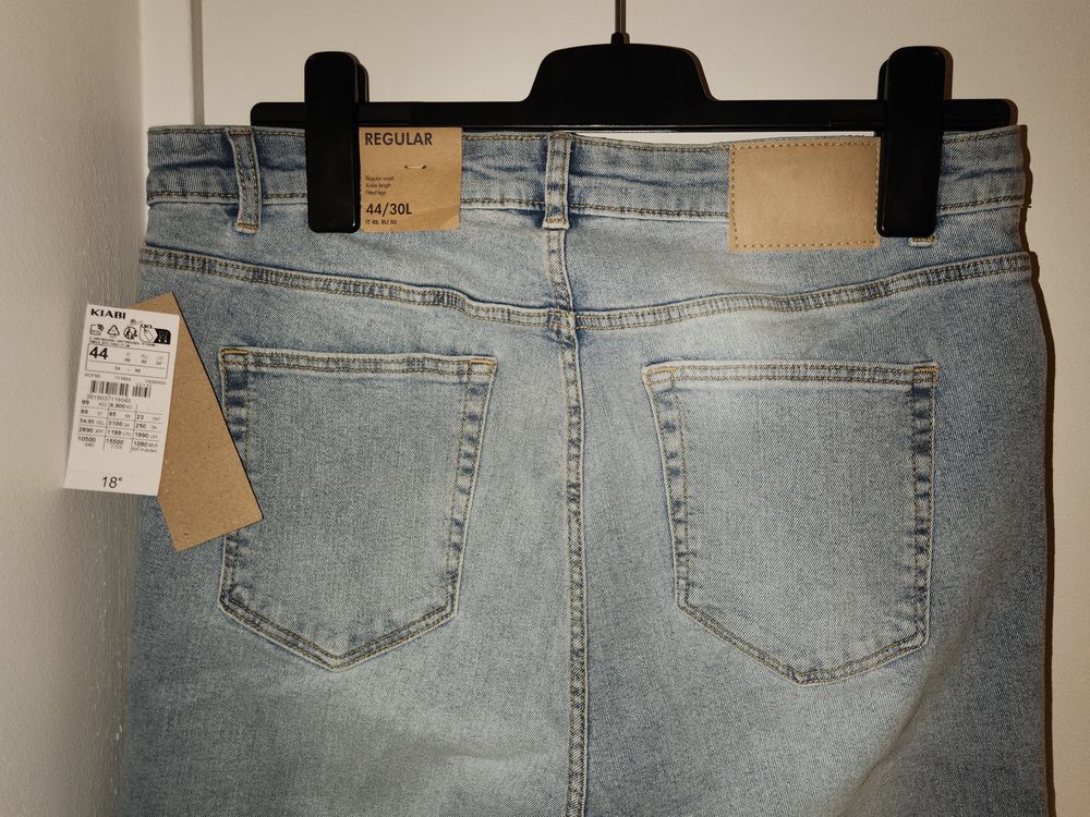 JEAN REGULAR clair.
NEUF, jamais port&eacute;
Prix en baisse ! Vêtements