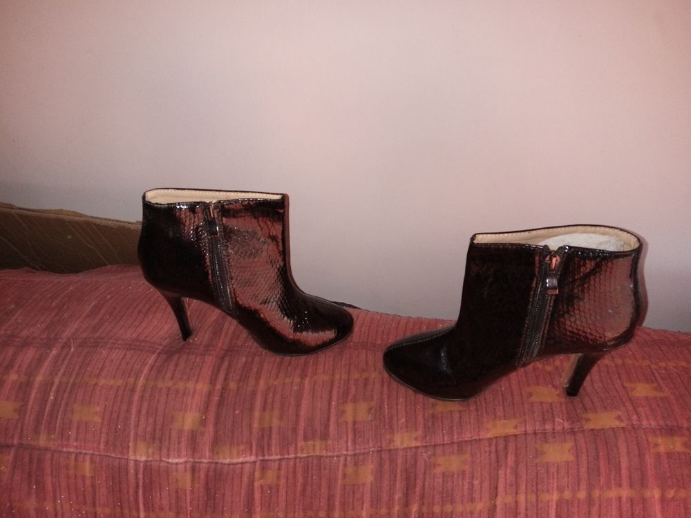 divers bottines femme 8€ la paire. Chaussures