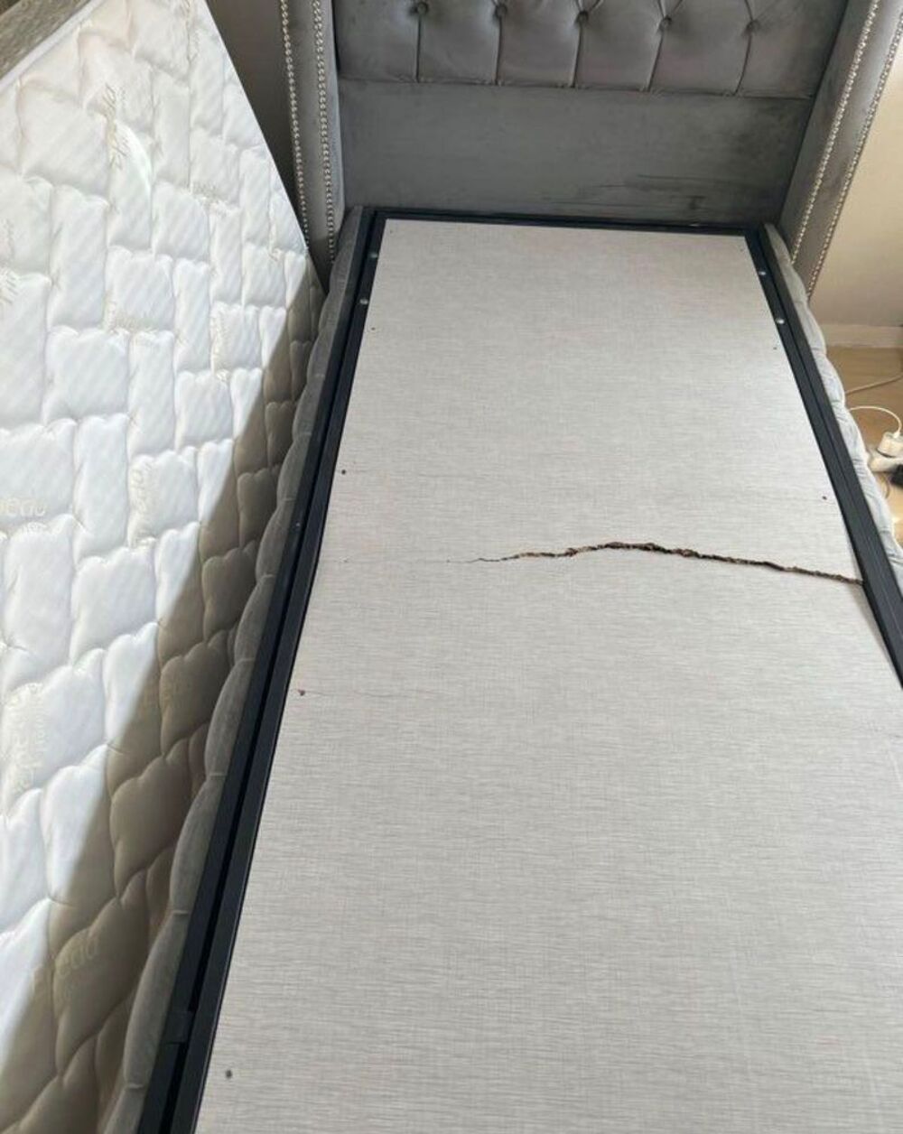 Lit coffre 90 x 200 cm avec t&ecirc;te de lit capitonn&eacute;e - Daim- Gris + Matelas Meubles