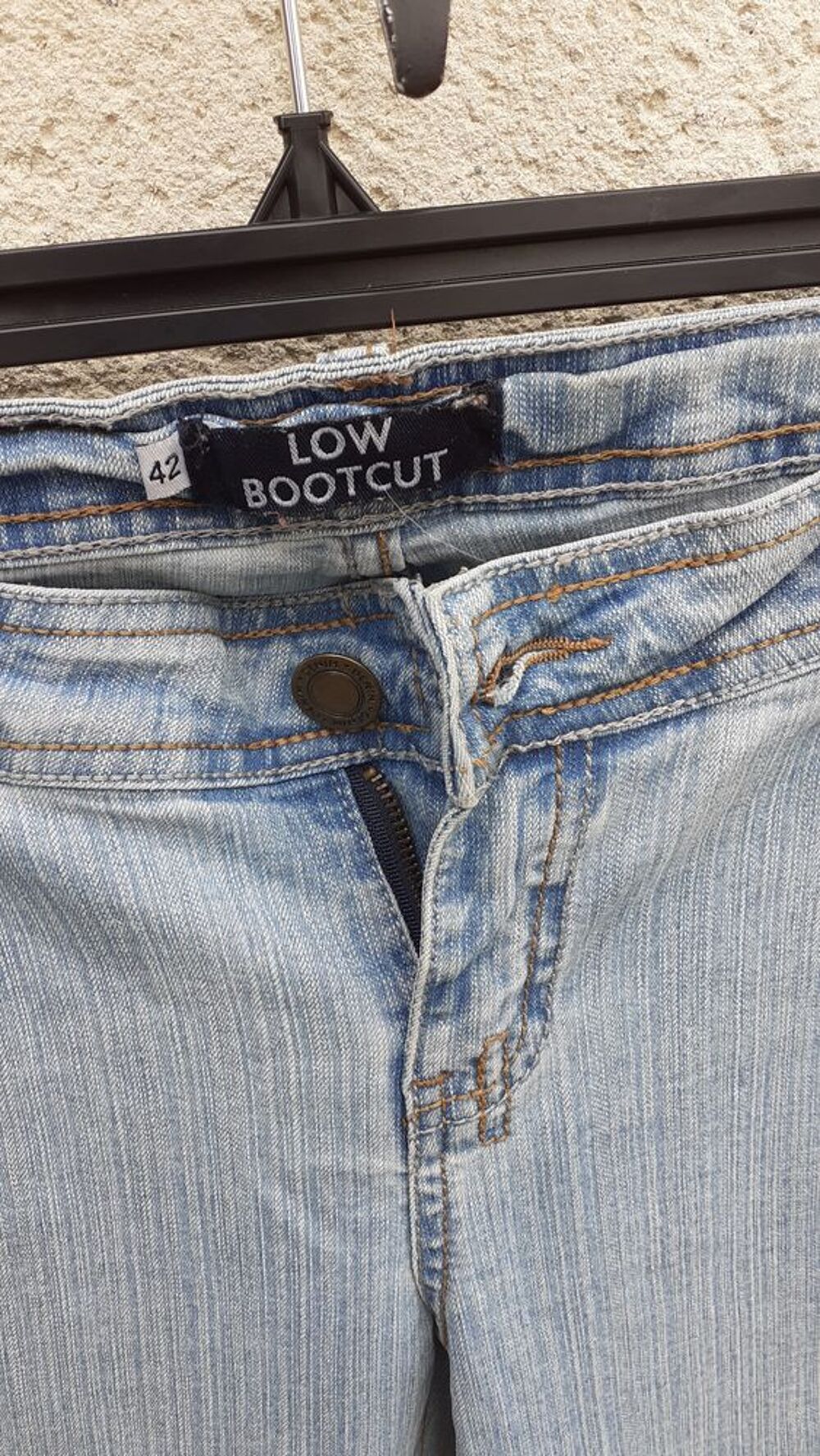Un jean taille 42 marque Low Bootcut Vêtements