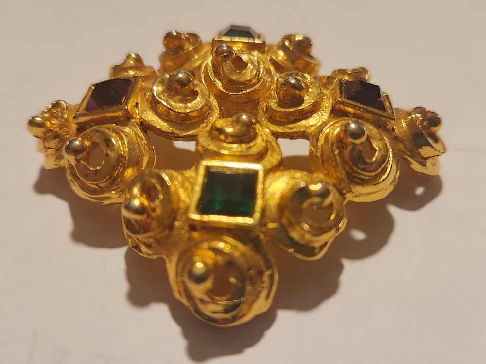 Broche carr&eacute;e dor&eacute;e strass vert mauve LANVIN Bijoux et montres