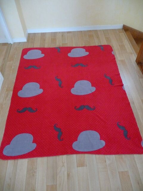 Couverture Plaid rouge rose avec motifs chapeaux et moustach 15 Celles-sur-Belle (79)