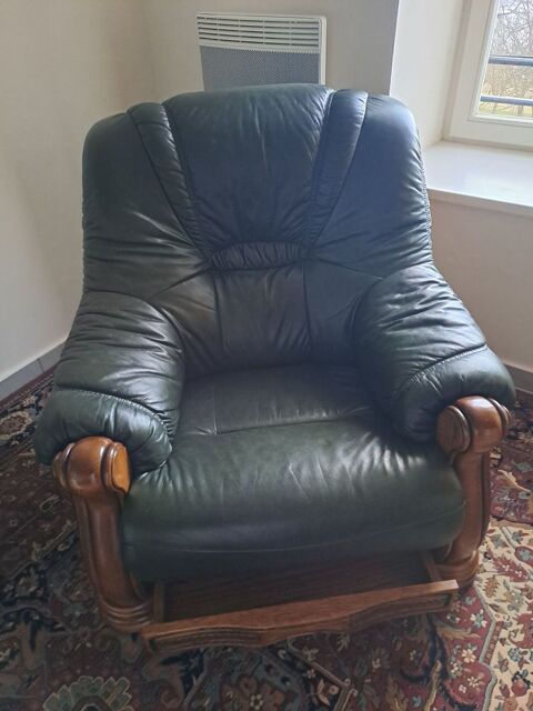 Fauteuil en cuir vert fonc� ossature bois de ch�ne Saint-Jean-en-Royans (26)