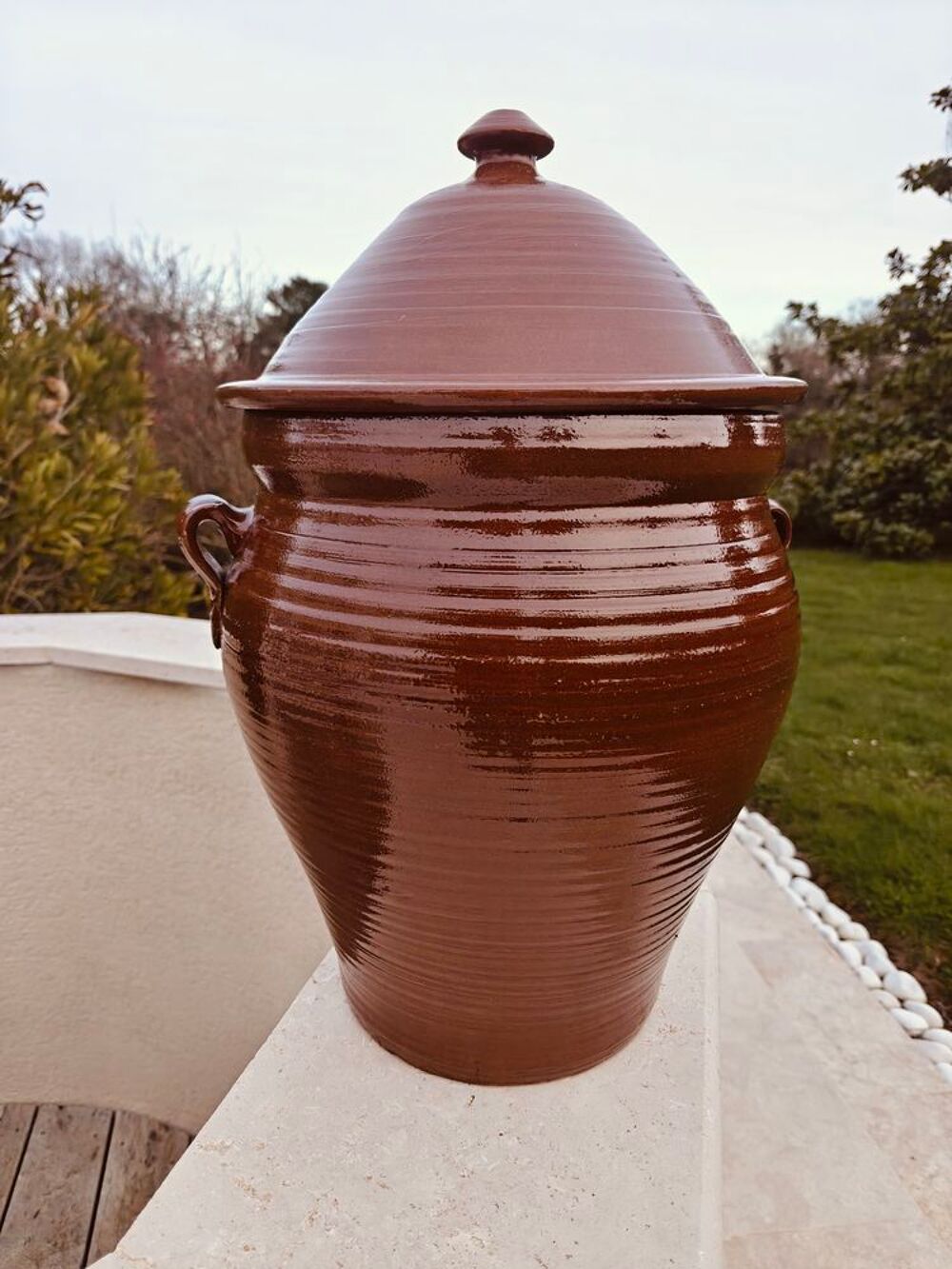 Grande jarre en terre cuite verniss&eacute;e cognac, avec couvercle Décoration