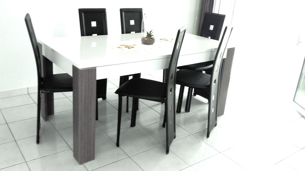 TABLE SALLE A MANGER + 6 CHAISES Meubles