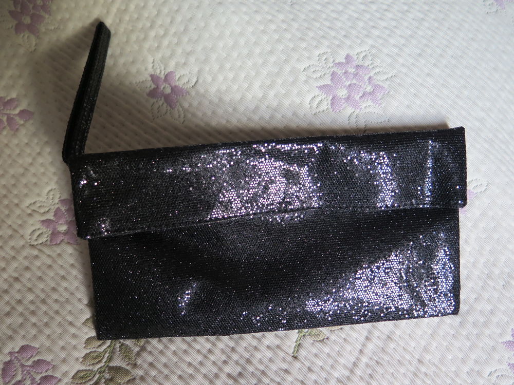 Pochette noire paillet&eacute;e Guerlain Maroquinerie