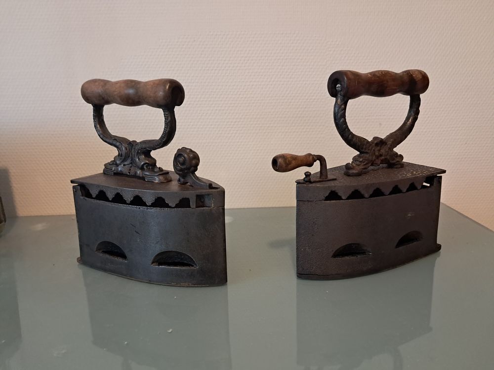 Deux fers &agrave; repasser &agrave; braise anciens Décoration