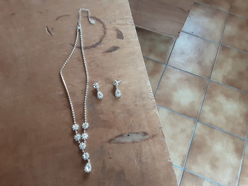 Collier + boucle d'oreilles 
Bijoux et montres