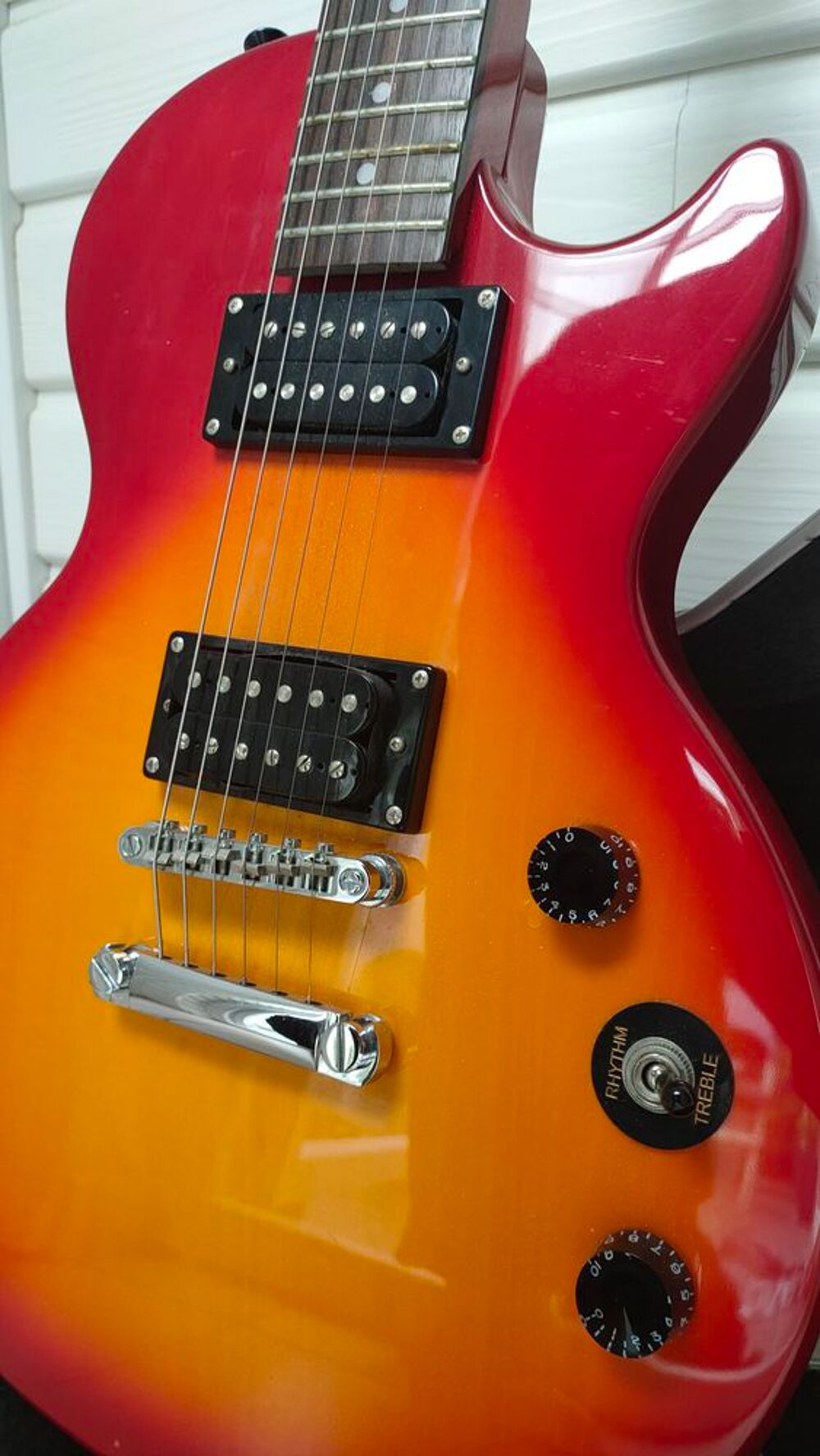 Guitare &eacute;lectrique Epiphone sunburst avec &eacute;tui rigide .
Instruments de musique