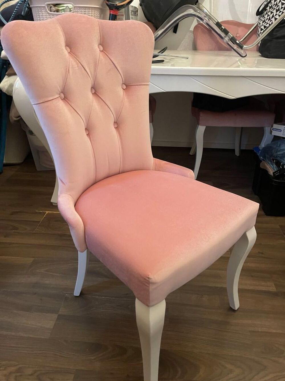 6 chaises capitonn&eacute;es avec table Meubles