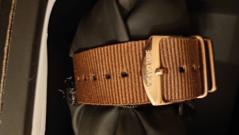  montre neuve Zadig &amp;, Voltaire. Acier dor&eacute;, bracelet toile. Bijoux et montres