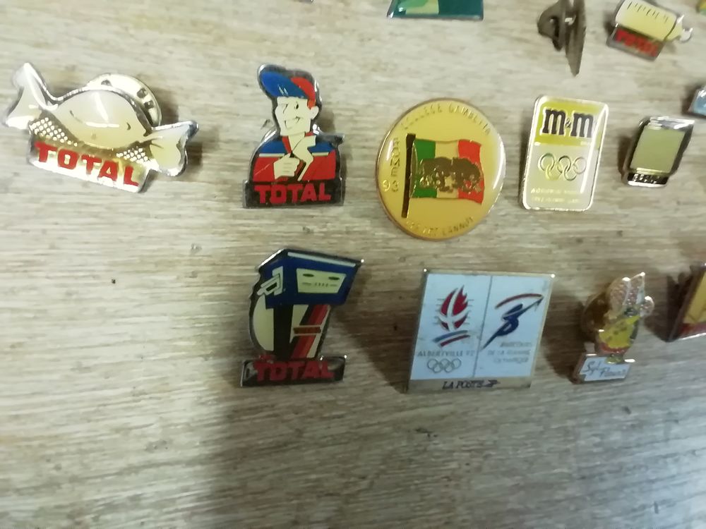 Lot de 46 PIN'S 