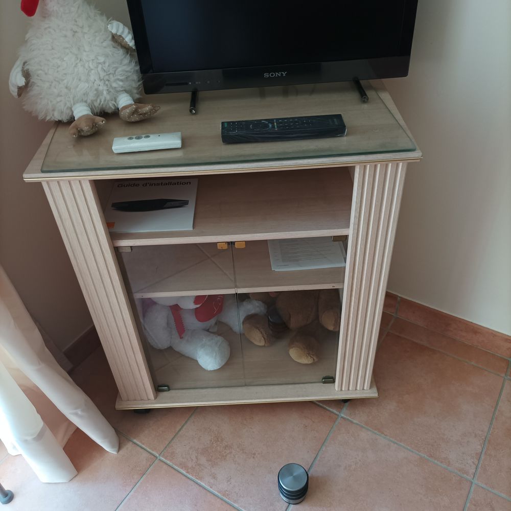 petit meuble et sa t&eacute;l&eacute; Meubles