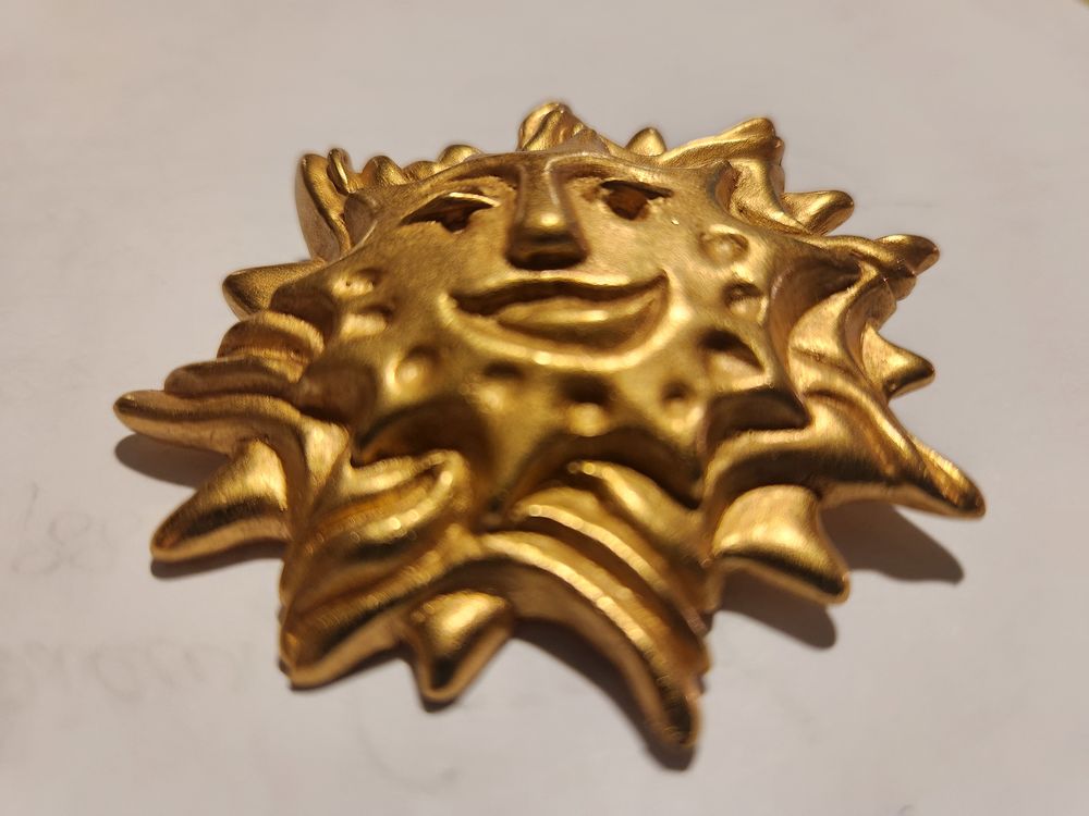 Broche soleil souriant dor&eacute; Christian LACROIX Bijoux et montres