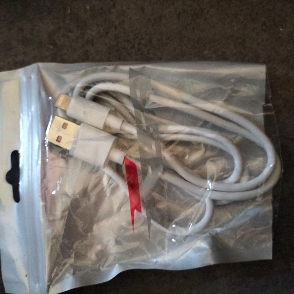 Cable chargeur t&eacute;l&eacute;phone iphone TASR France neuf Téléphones et tablettes