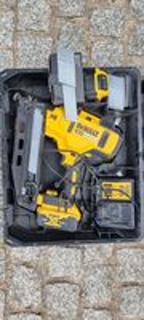   agrapheuse DEWALT tres peu servie 