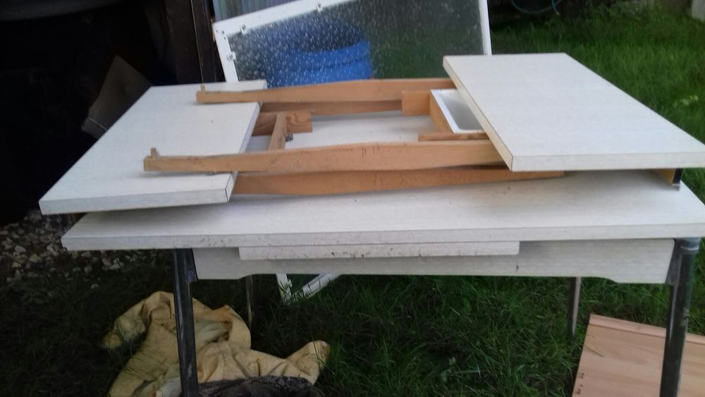 Bonjour je ma table avec les rallonge &eacute;tat correct as venir chercher &agrave; mon domicile pas de compte PayPal etc je prends que de esp&egrave;ce si sa int&eacute;resse n h&eacute;sit&eacute; pas &agrave; me contacter Meubles