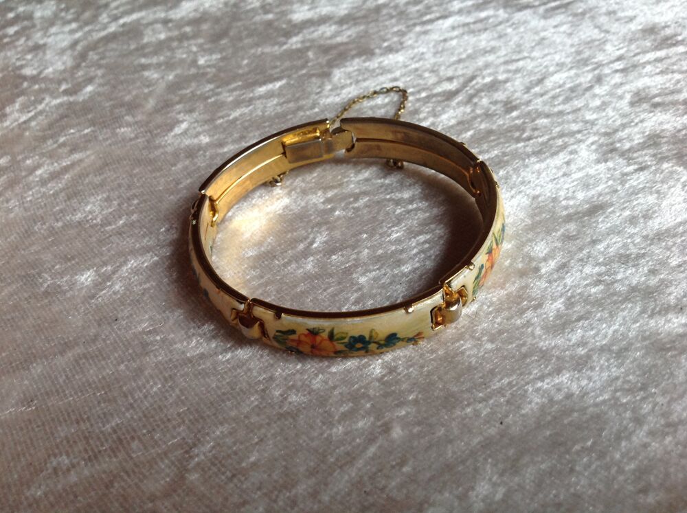 BRACELET M&Eacute;TAL DOR&Eacute; EFFET NACR&Eacute; MOTIF FLEURS Envoi Possible
Bijoux et montres