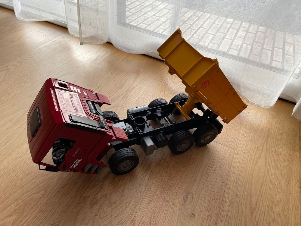 Camion benne Bruder sur porteur MAN 
Jeux / jouets