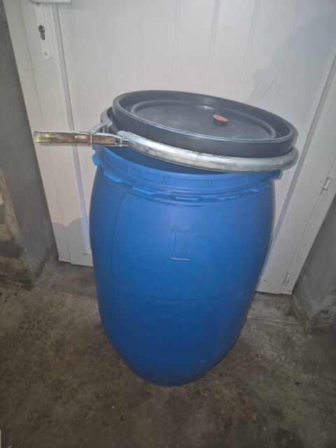 f� t+bidon+bleu+avec+ouverture++couvercle 70 Brive-la-Gaillarde (19)