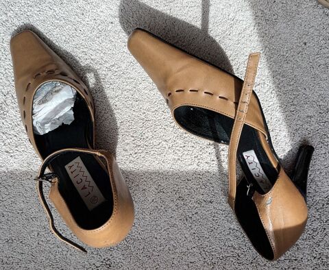 Jolie paire d'escarpins couleur beige/camel Compiègne (60)