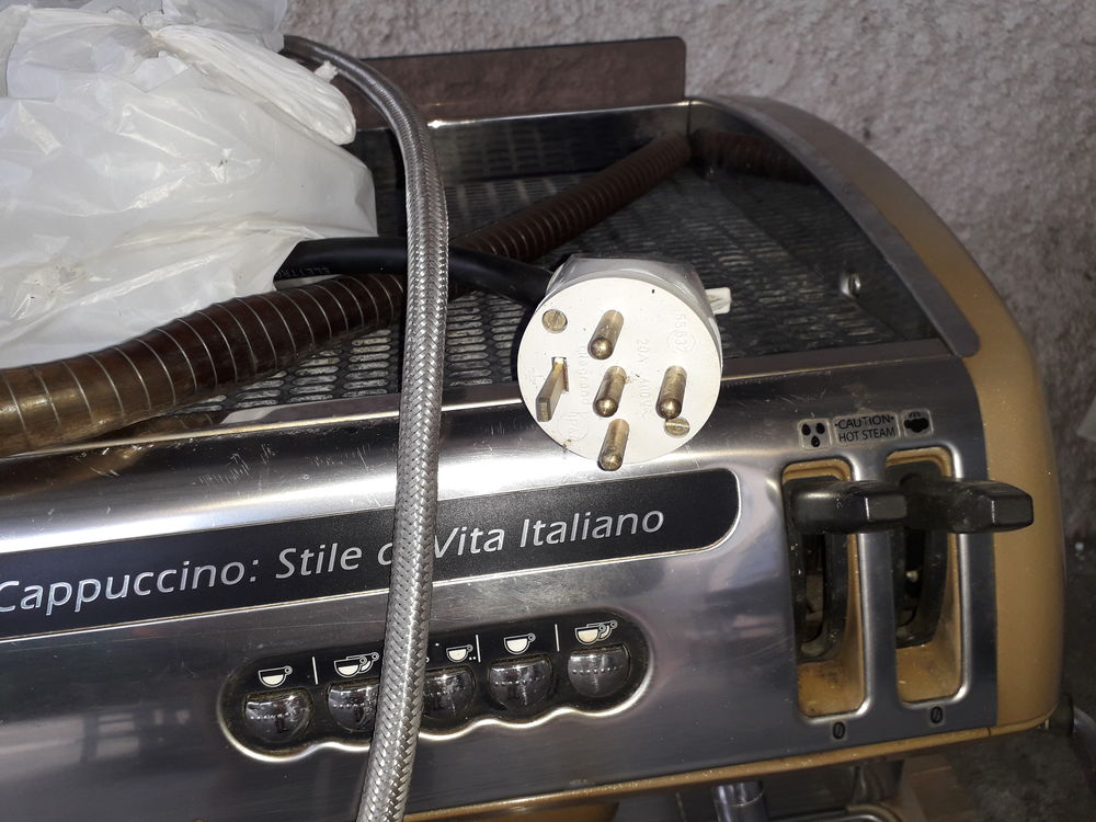 cafeti&egrave;re de bar fonctionne au 380 Volts Electroménager