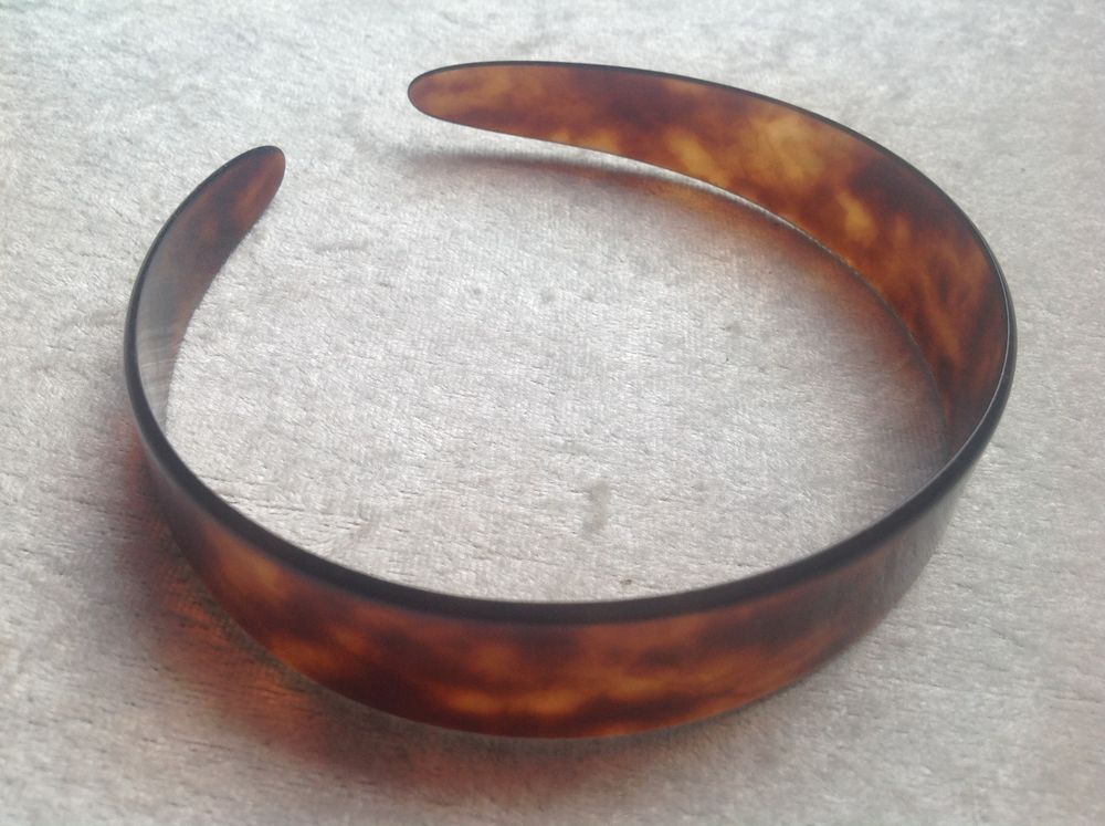 SERRE T&Ecirc;TE LARGE VINTAGE EN PLASTIQUE Envoi Possible
Bijoux et montres