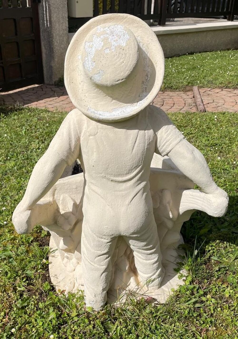 Enfant &agrave; la brouette en pierre, d&eacute;coration pour jardin Jardin