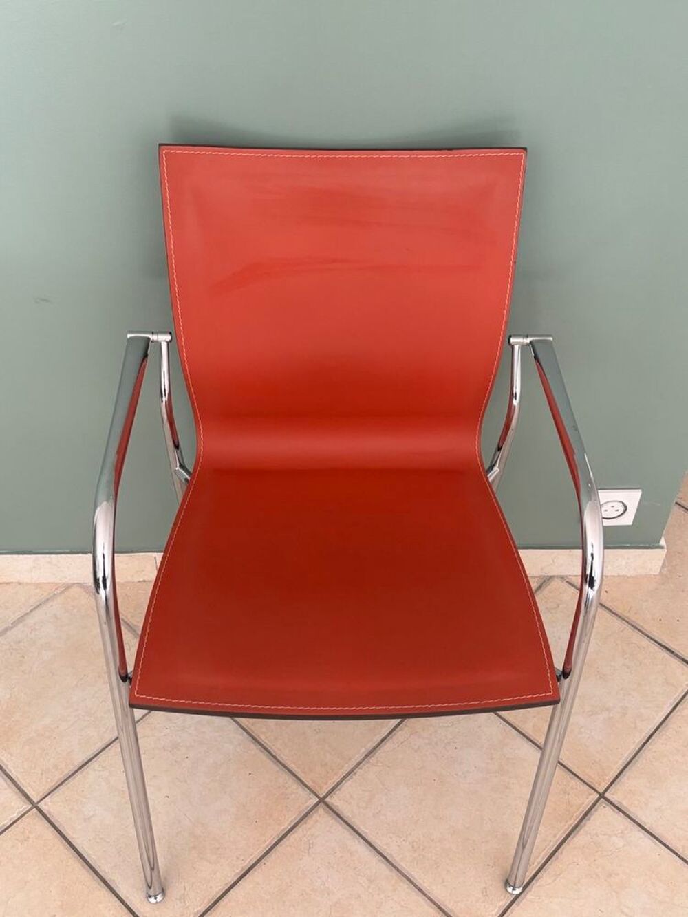 Table de r&eacute;union + 8 chaises en cuir rouge Meubles