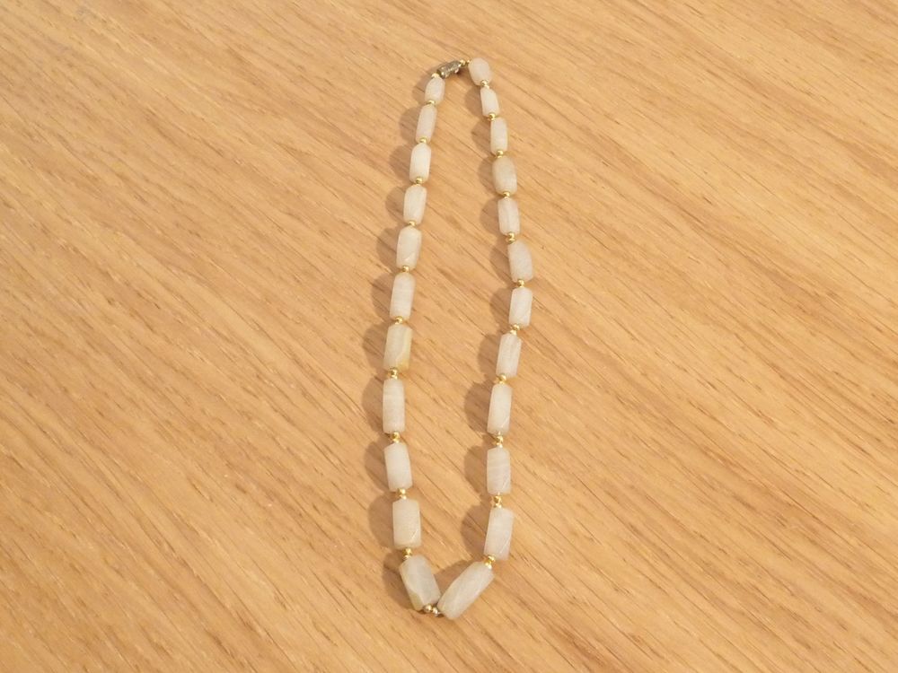 Collier en Pierre Beige et Petites Perles Dor&eacute;es- Neuf Bijoux et montres