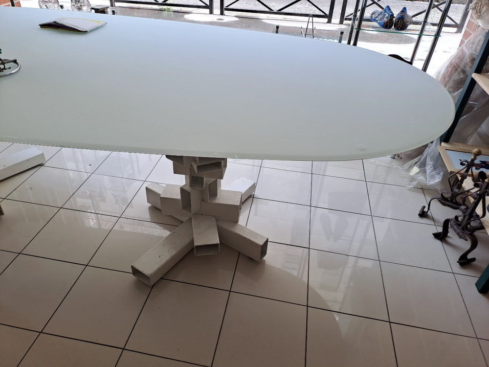 Table design, grand plateau ovale, verre blanc opaque, pieds Meubles