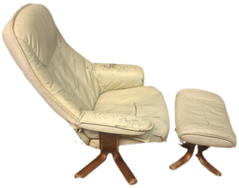 Fauteuil relax en cuir et son pouf. Cavillargues (30)