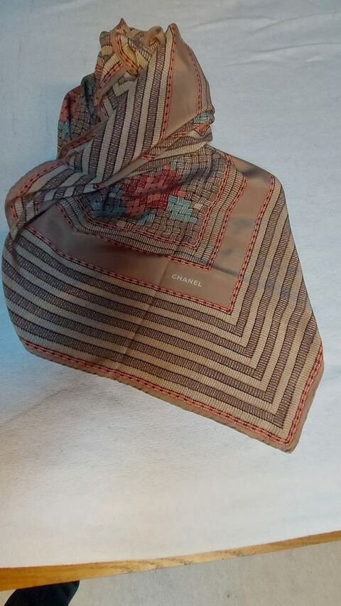 Carr�/Foulard Chanel 95 Fontenay-aux-Roses (92)