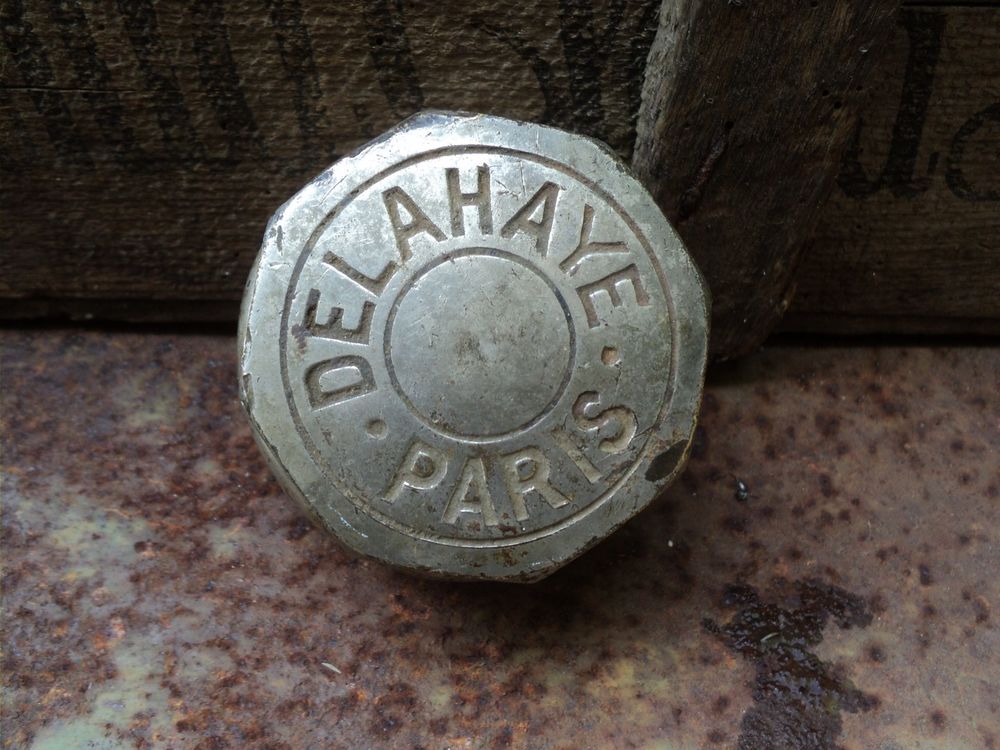 Ancien Bouchon de Radiateur ou Cache &Eacute;crou de Roue Delahaye. 