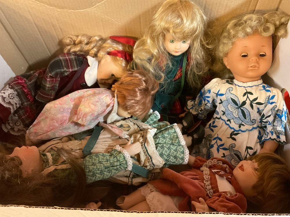 un lot de poup&eacute;es en porcelaine 