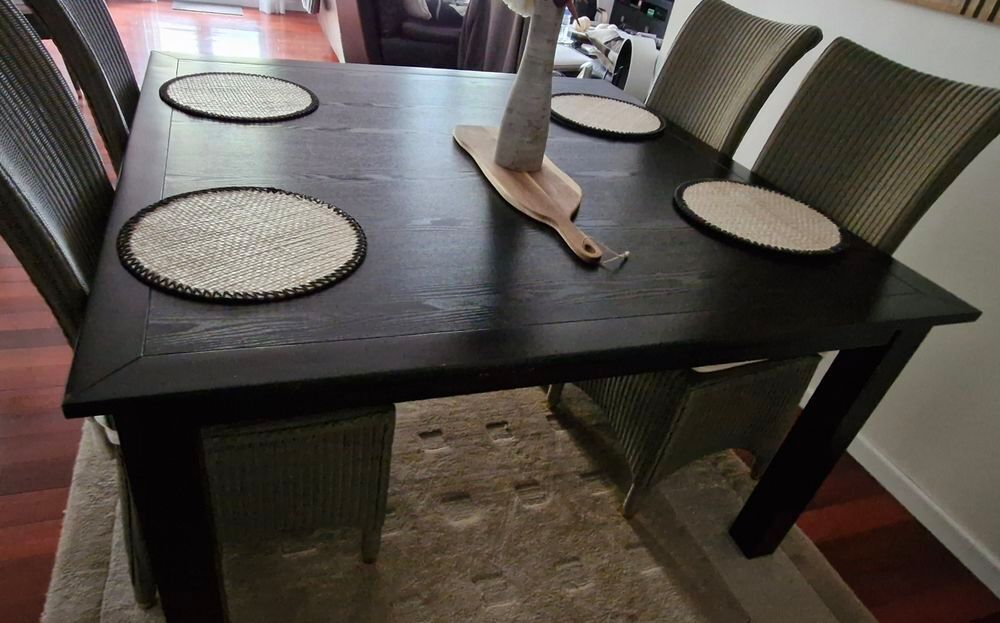Table carr&eacute;e 8 places bois brun Meubles