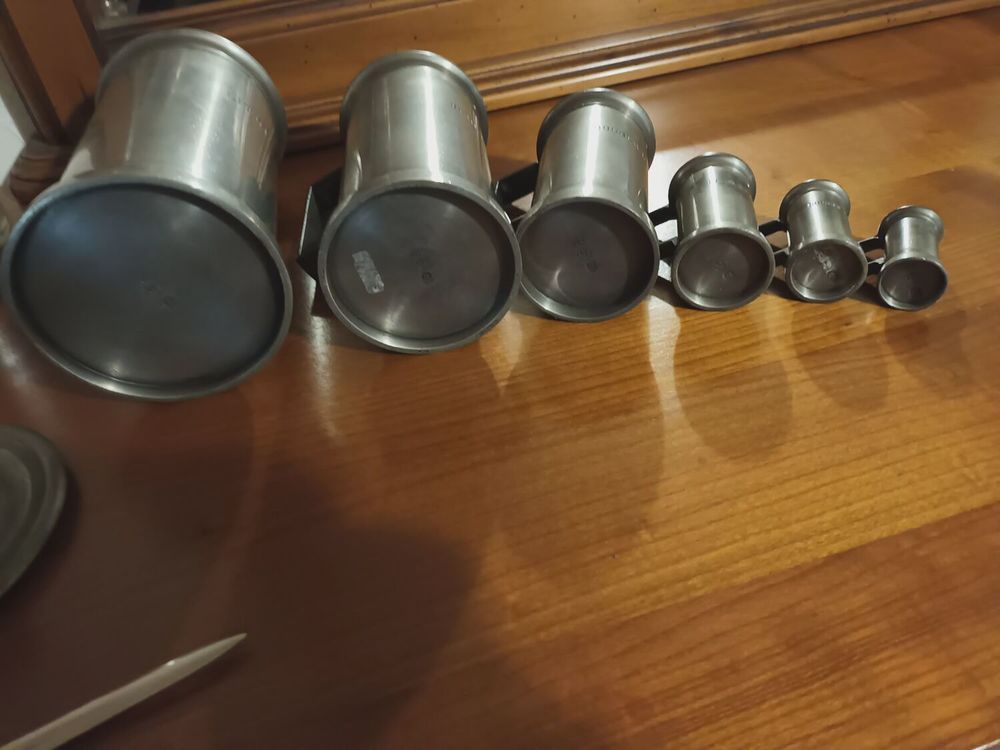 6 pichets en etain authentique Décoration