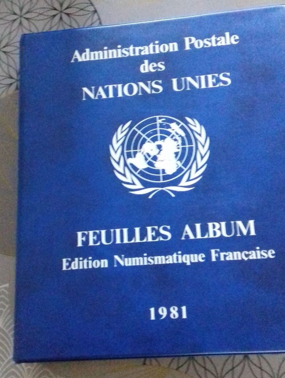 Timbre des Nations Unies "Gen&egrave;ve . Vienne . New-York" 