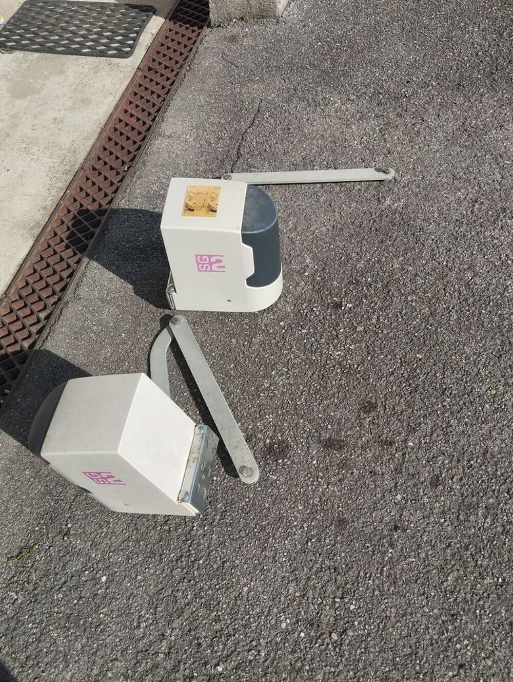 Moteurs de portail quasi neufs avec 4 t&eacute;l&eacute;commandes Jardin
