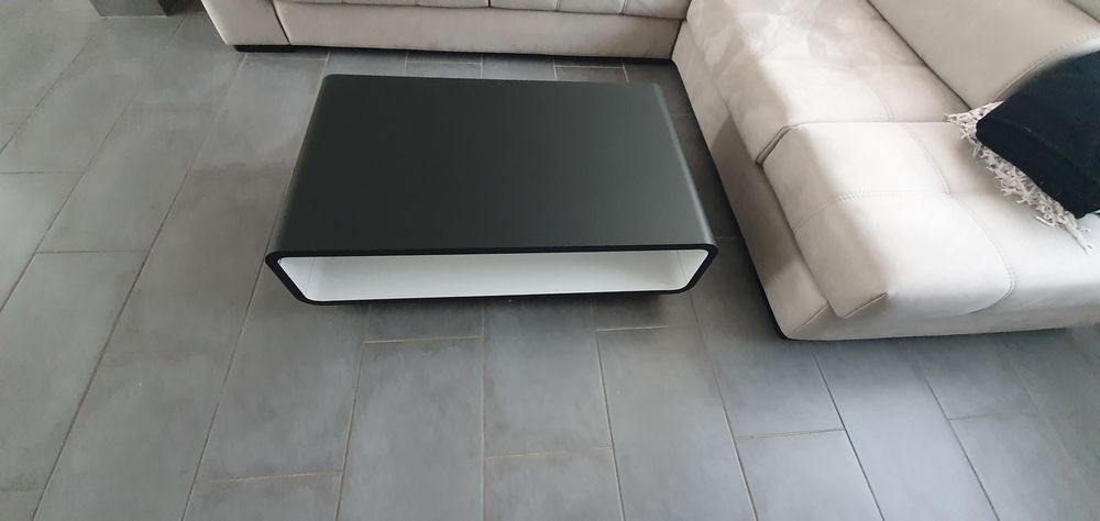 Table basse noire et blanche Meubles