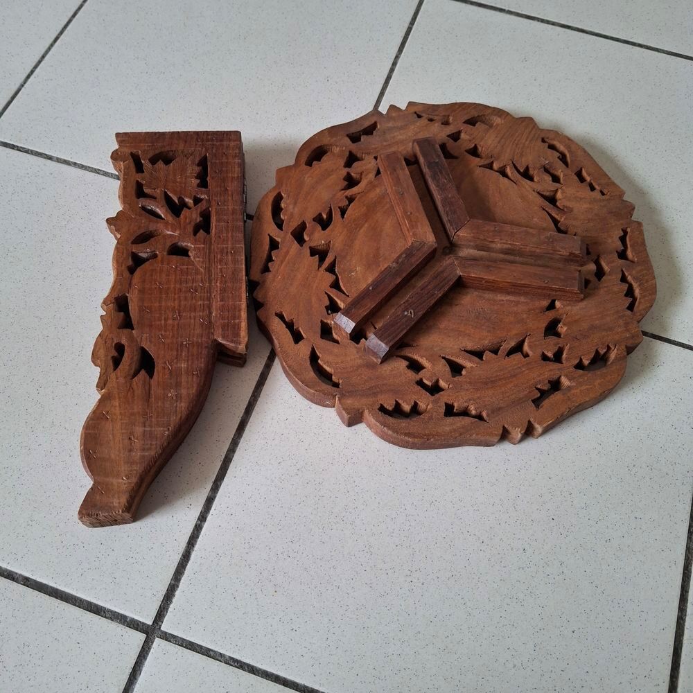 Petite table en bois sculpt&eacute; Meubles