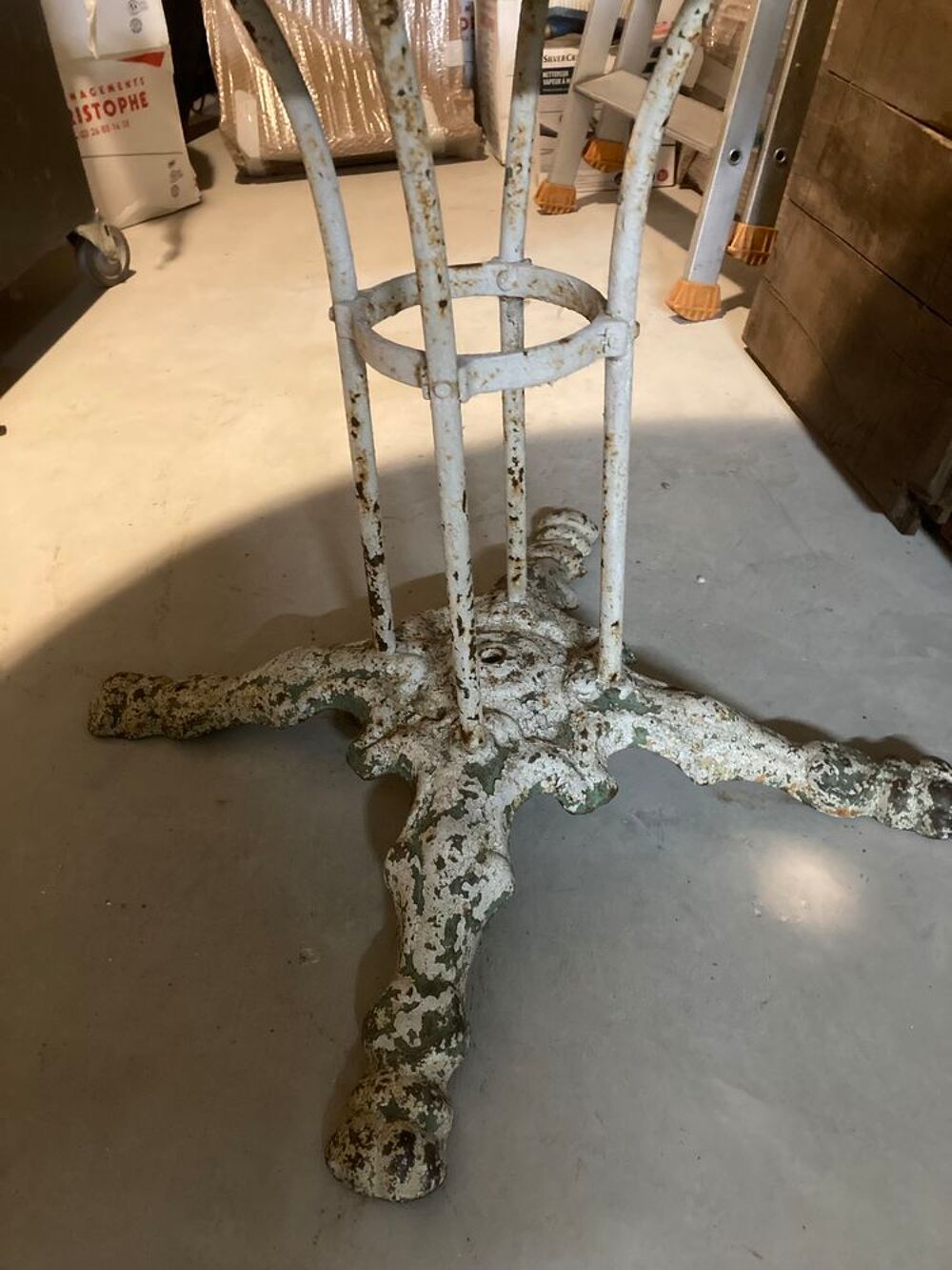 Table de jardin Napol&eacute;on III en fer forg&eacute; avec pied en fonte Décoration