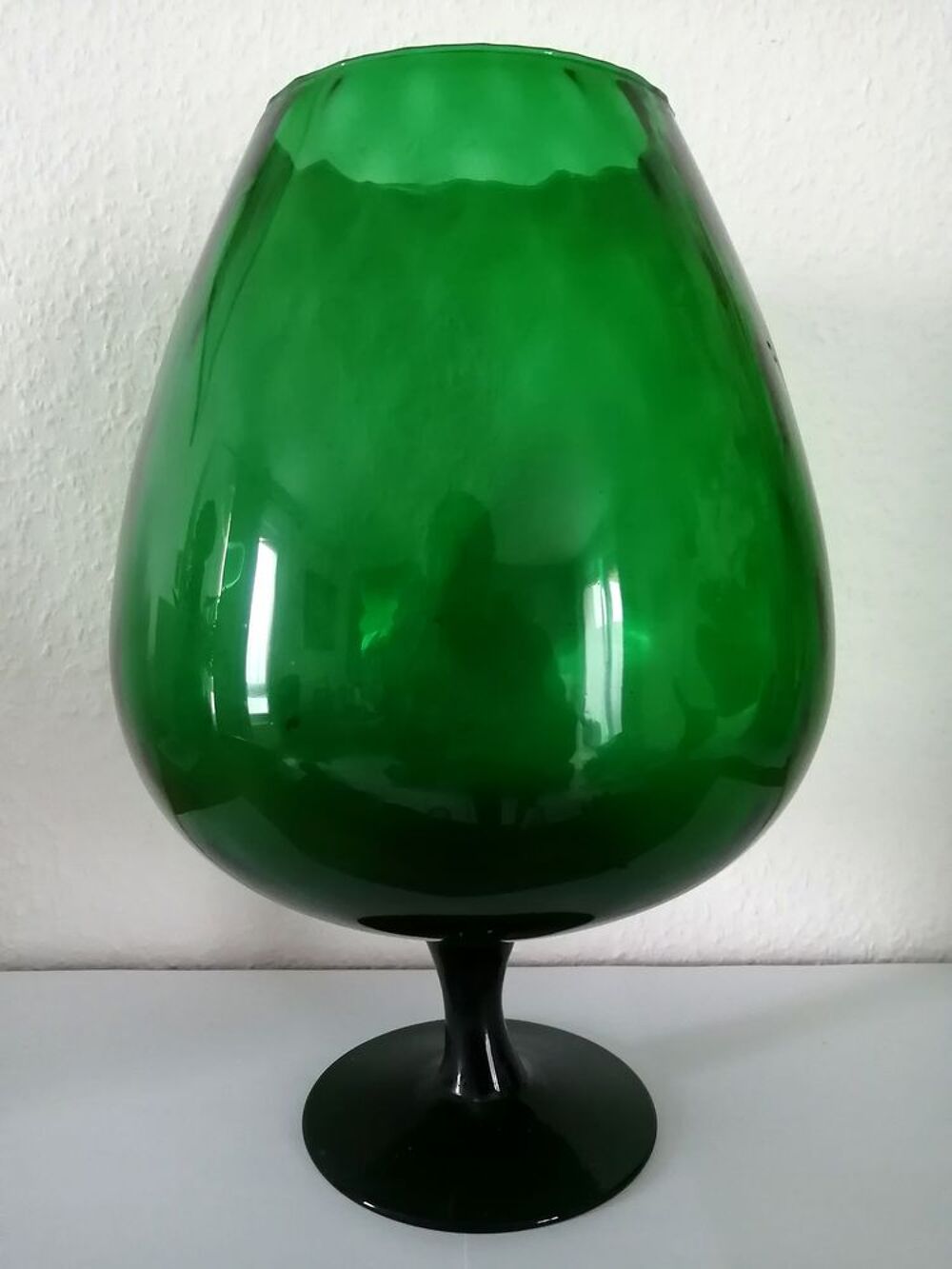 Magnifique verre ballon en verre teint&eacute;, coloris vert Décoration