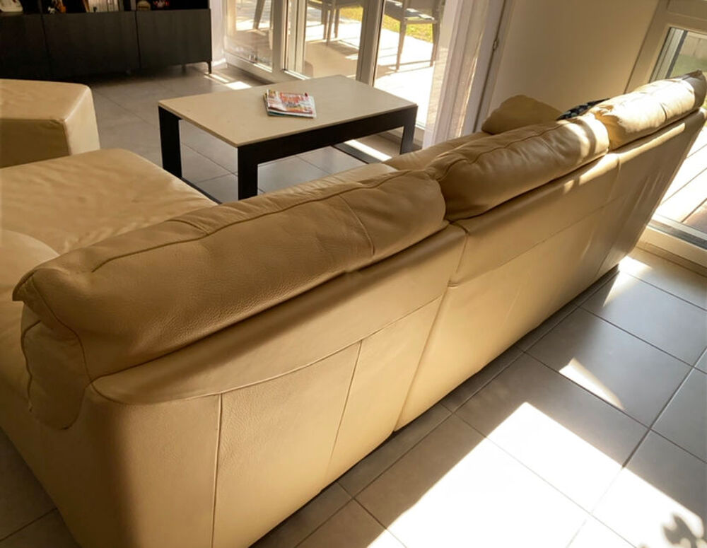 Canap&eacute; en cuir avec M&eacute;ridienne + Pouf Natuzzi
Meubles